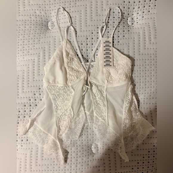 NWT Out From Under Ever After White Lace Scalloped Flyaway Tie Front Cami - S - Picture 3 of 5